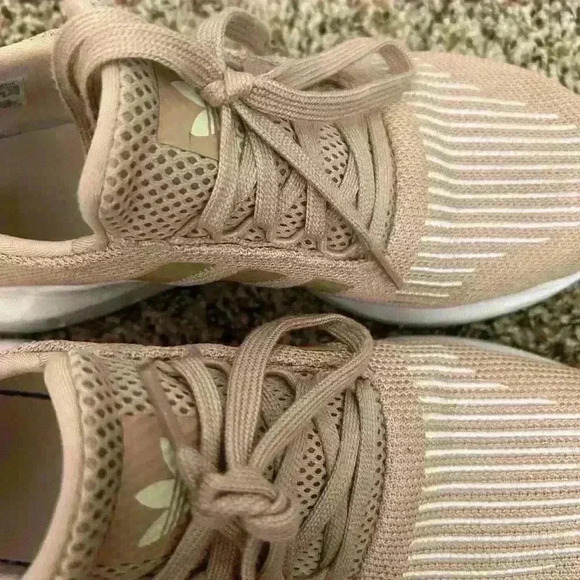 Adidas’s pale pink tennis shoes sneakers - Picture 3 of 11